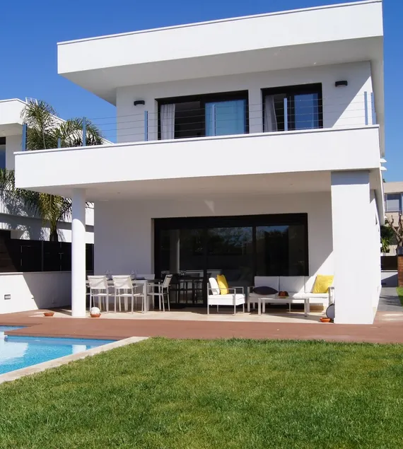 Modernt hus på stranden med pool och WIFI - Image 1