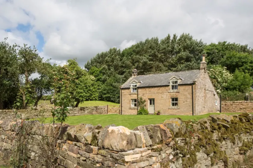 Stone Built Cottage with Large Enclosed Garden & Private Lake Area - Image 1