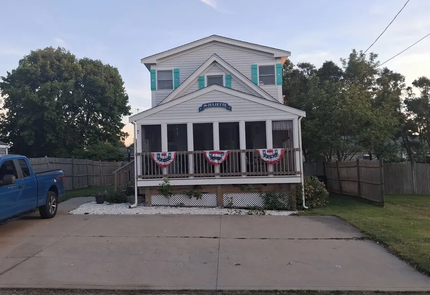 2 Story Beach House with full screen porch - Short walk to beach - Image 1