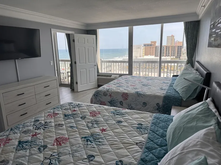 1 bedroom condo, new flooring,  2 king size beds, 2 balconies, 2 large smart TV - Image 1