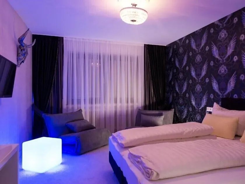 Double room, 20 sqm with private bathroom, max. 2 persons - Image 1