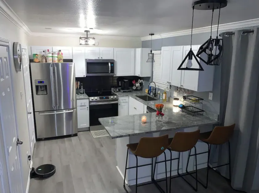 The Lounge, cozy home away from home 10 minutes from downtown. - Image 1