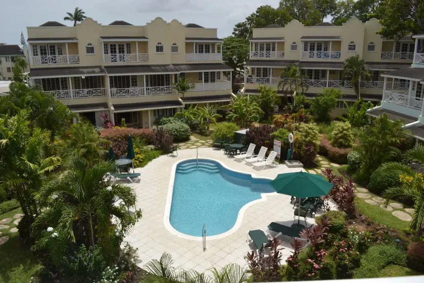 Bellissimo condominio con WiFi e balcone con vista piscina e giardino - Passi per la spiaggia - Image 1