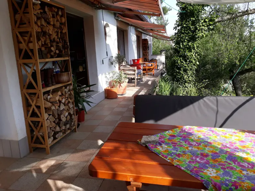 Bungalow on the outskirts with a terrace under tall trees - Image 1