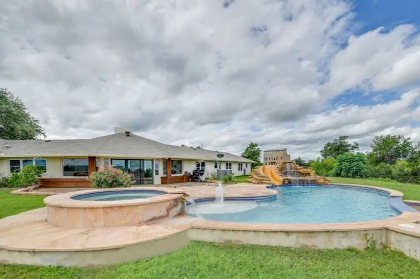 40-Acre Private Ranch  Pool  2 Homes Near Austin.  - Image 1