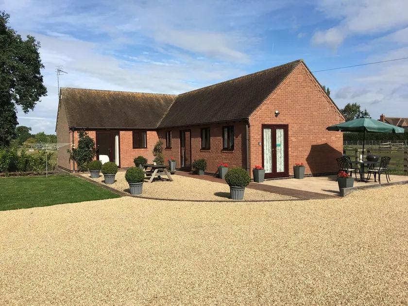 OAK TREE LODGE ER EN LYS RUMLIG BARN CONVERSION NR STRATFORD OPON AVON - Image 1