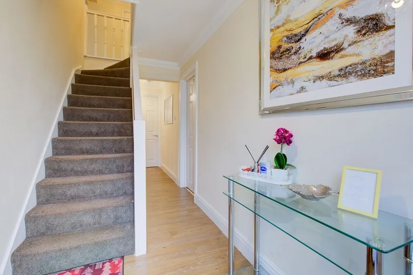 Spacious house in a quite cul de sac with parking and great location. - Image 1
