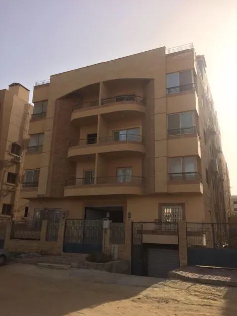 Apartamento familiar com 2 quartos e um terraço com vista para um jardim. - Image 1