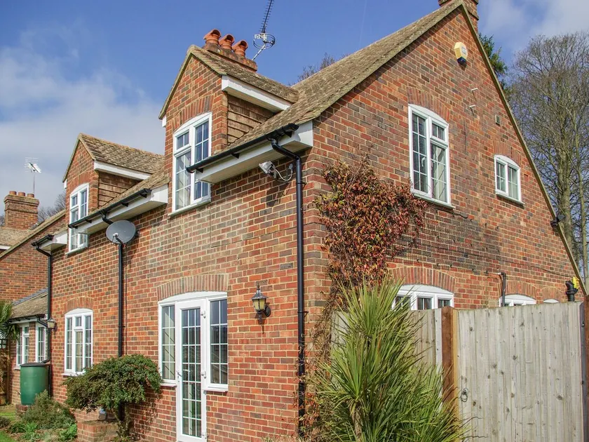 KNIGHTS COTTAGE, family friendly, with open fire in Hollingbourne - Image 1