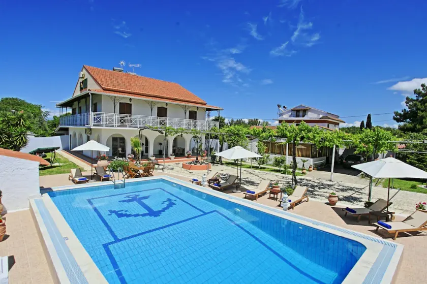 Villa Paradiso: Stor, moderne renoveret villa med 4 soveværelser og privat pool tæt på stranden - Image 1
