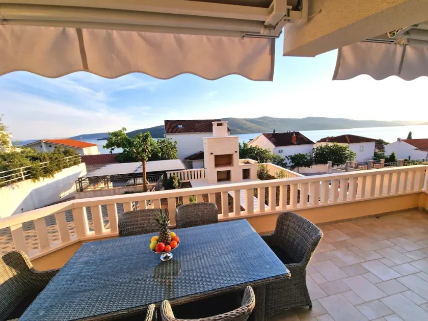 Vacation apartment/apartment for 6 guests with 85m² in Seget Vranjica (187817) - Image 1