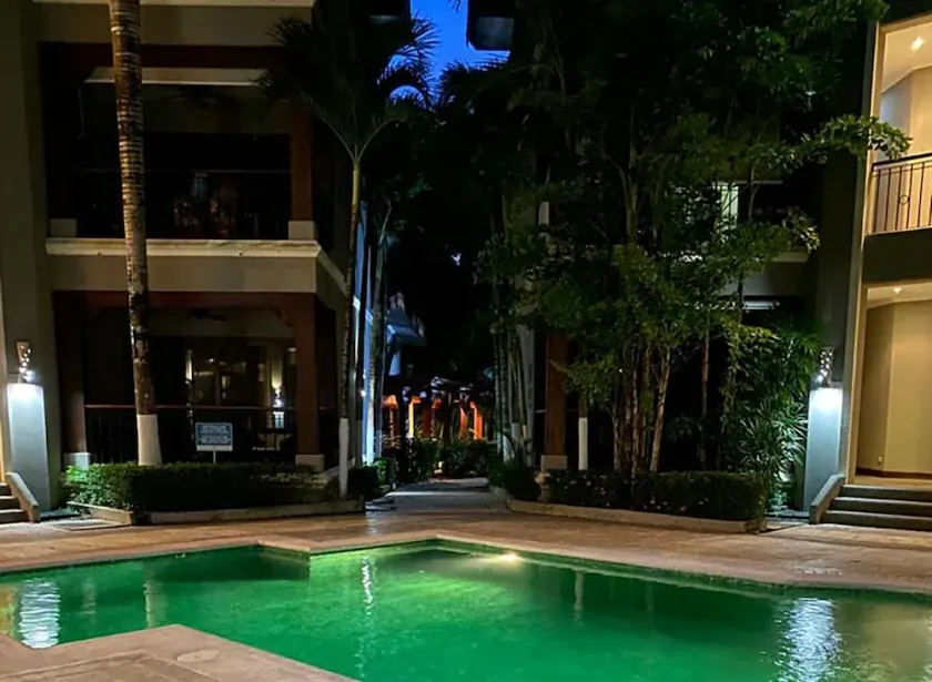 Macaw #18 - Beach access penthouse - safe location, surfing, walking trails - Image 1