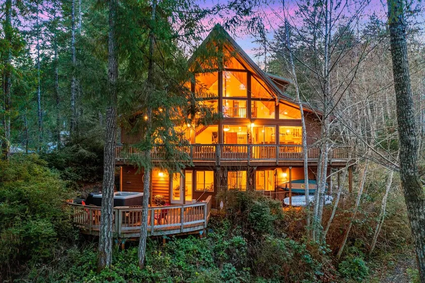 Enchanting Lindal Waterfront Cabin - Image 1