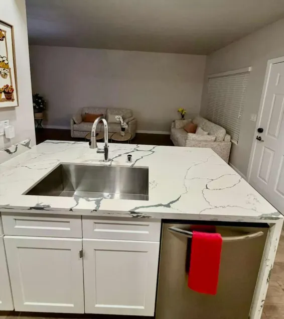 One Lux Stay Coastal 2BR Retreat near the Beach - Image 1