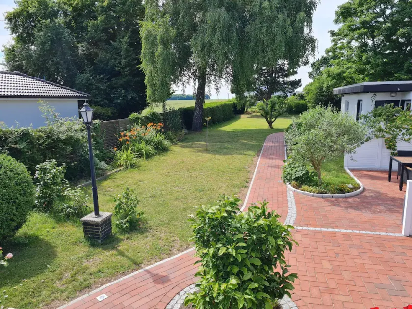 Apartamento con terraza privada en el borde del campo de ubicación - Image 1