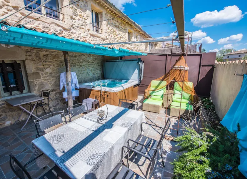 Gîte avec jacuzzi privatif dans un mas provençal - Image 1