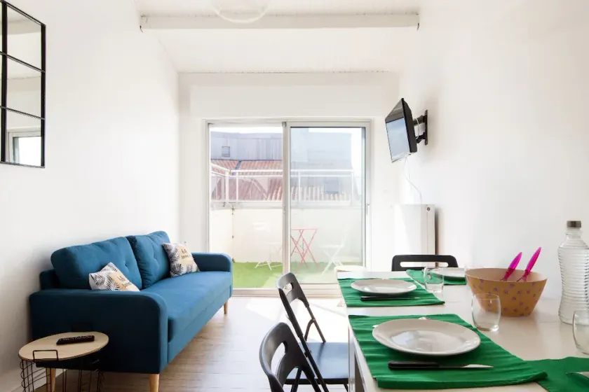 Apartment with harbor view and swimming pool - Image 1