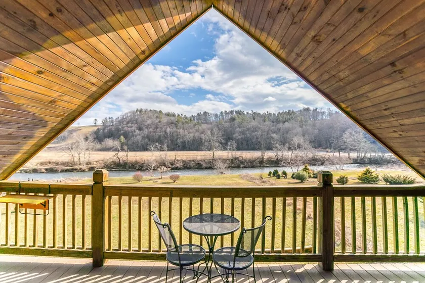 Cruizin River Dreams- Riverfront, fire pit, hot tub - Image 1