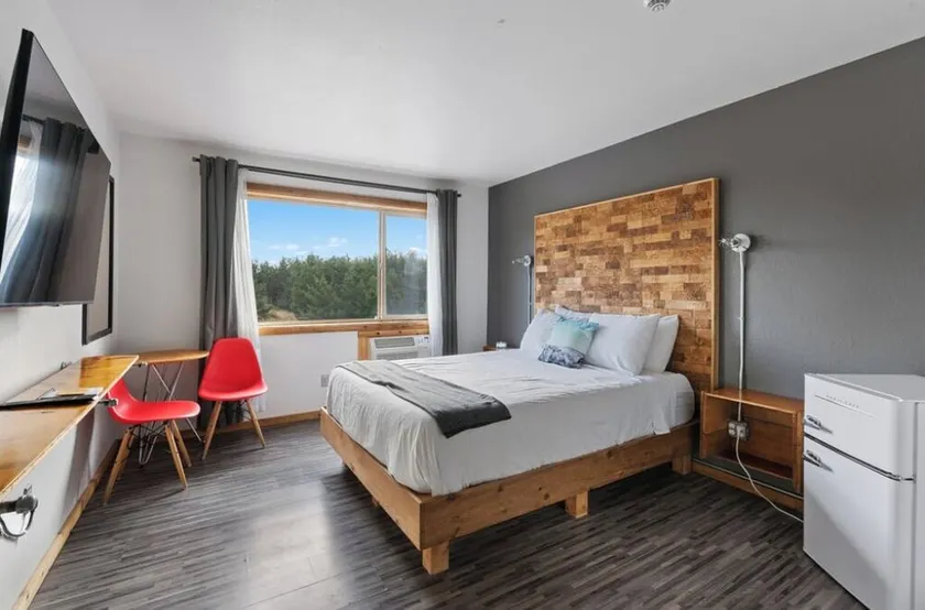 Steps Away from Long Beach Peninsula! Indoor Pool, Pets Allowed, Free Parking! - Image 1