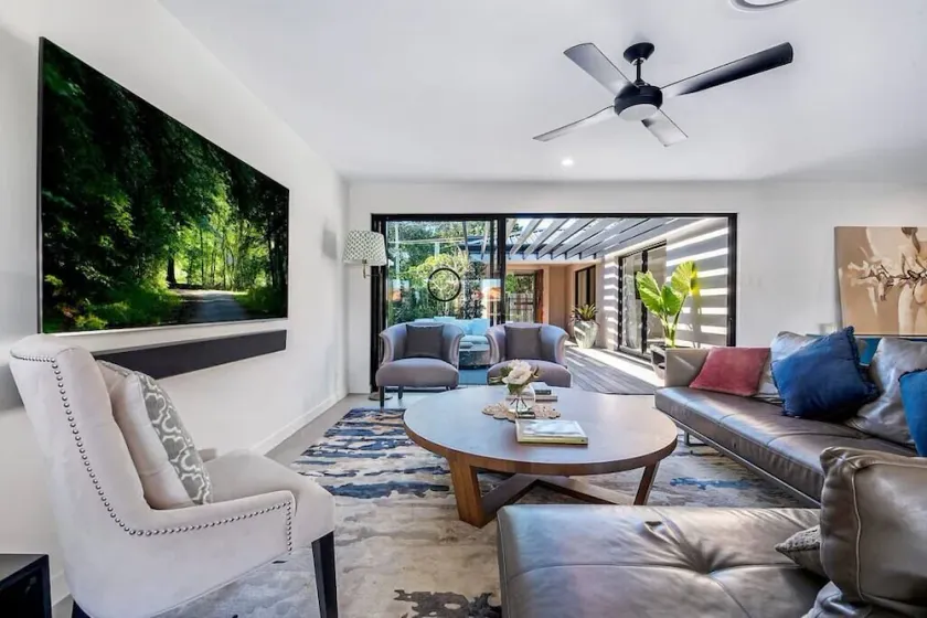 Capri  Waterfront Oasis Pool, 4bd steps to Surfers - Image 1