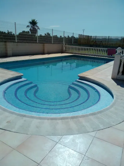 Rural house with swimming pool, garden and barbecue - Image 1