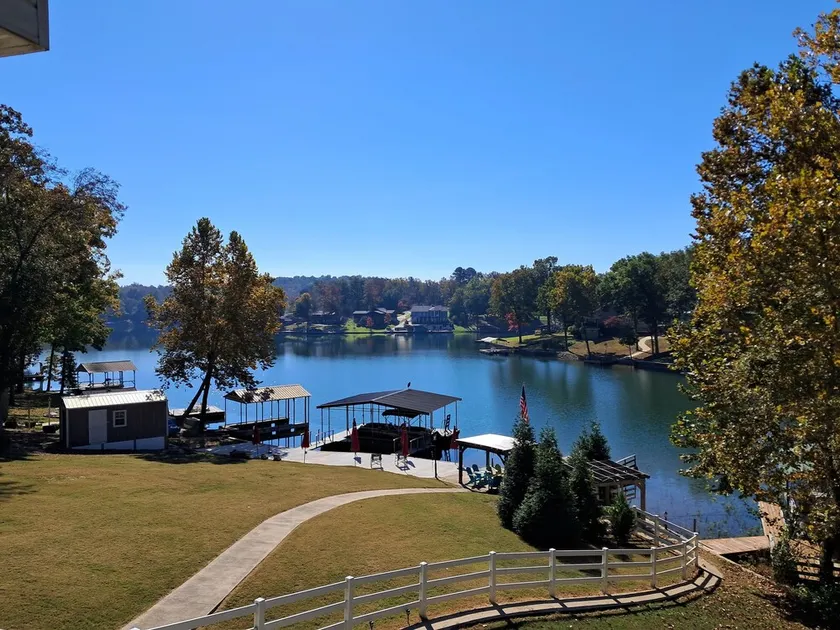Lake and boat life! Lake Rental in a dead-end street. - Image 1