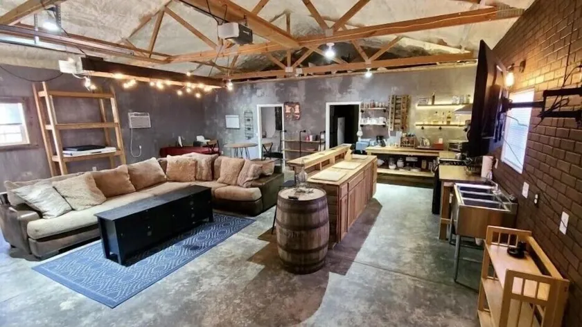 The Barndominium @ Moon Valley, King Bed, Unique, Gas Stove, Full Fence - Image 1