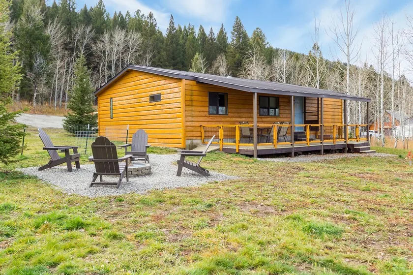 Pet Friendly Home! 3Br/2Ba, BBQ, Firepit, Lakeview, 30m to YNP, Red Rock Inn - Image 1