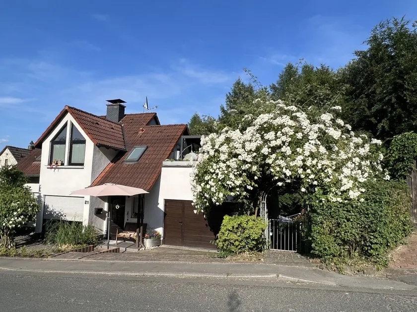 A comfortable and quiet 72-square-meter apartment with a carport, located in the heart of the forest, near the Ruhr Bike Trail. - Image 1
