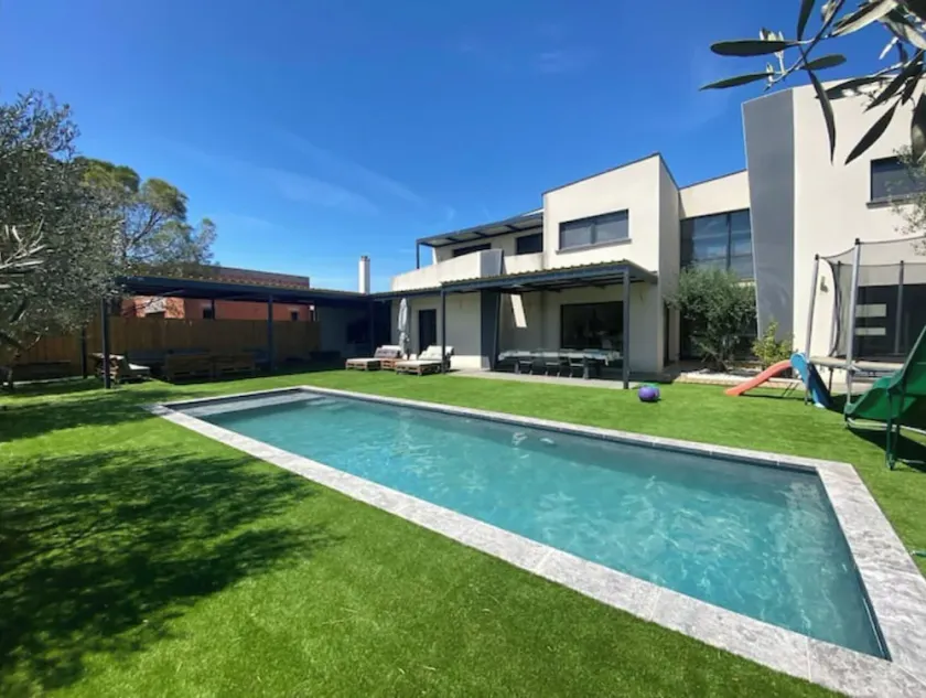 Villa with swimming pool in Narbonne - Image 1