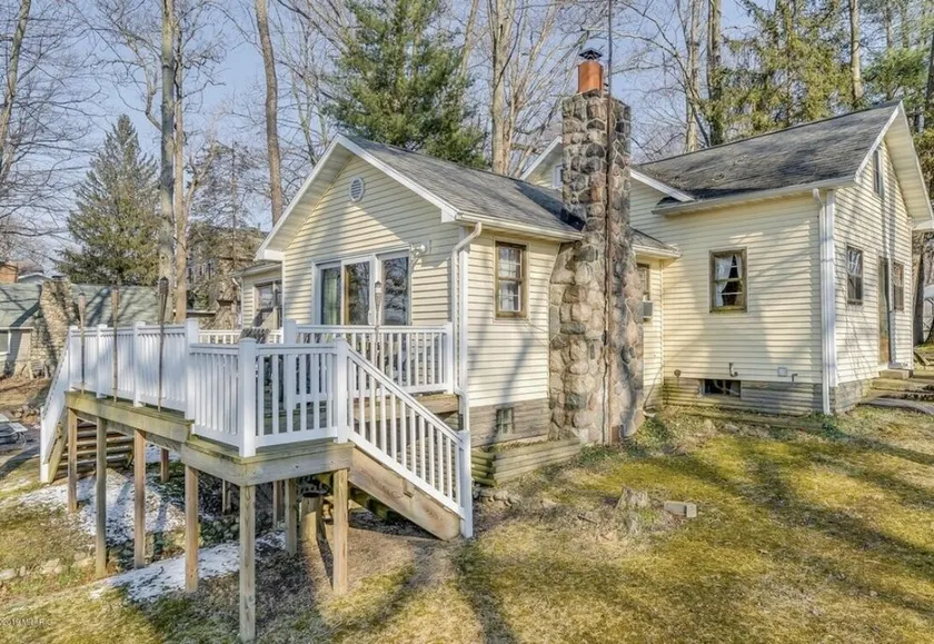 Charming Lakefront Cottage - Image 1