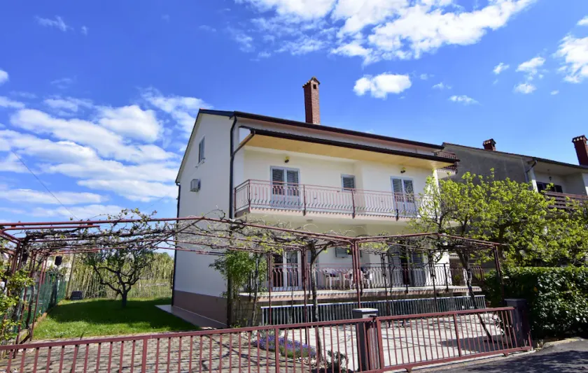 Einfache und geräumige Wohnung mit drei Schlafzimmern in Umag - Image 1