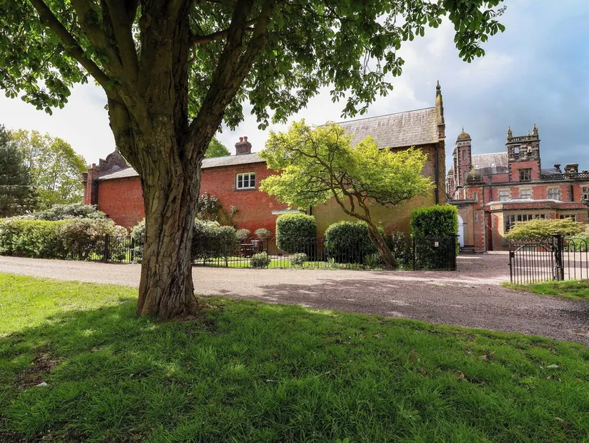 CARRIAGE HOUSE, character holiday cottage, with a garden in Chelford - Image 1