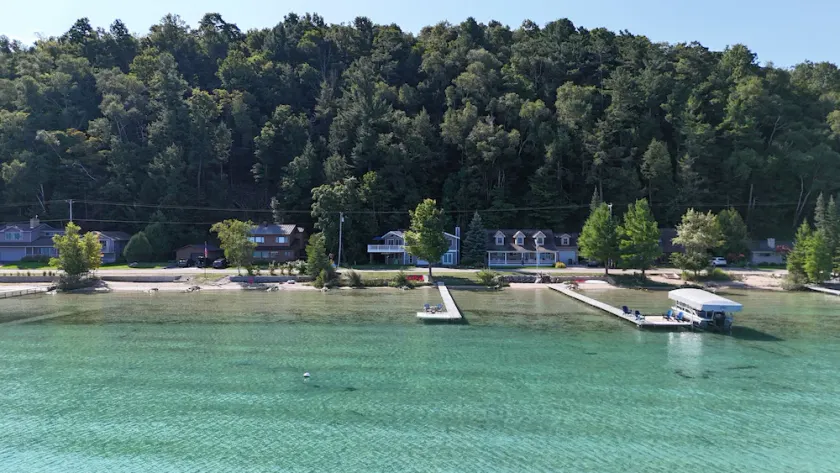 Trader Scott's - Lakefront and Gorgeous! - Image 1