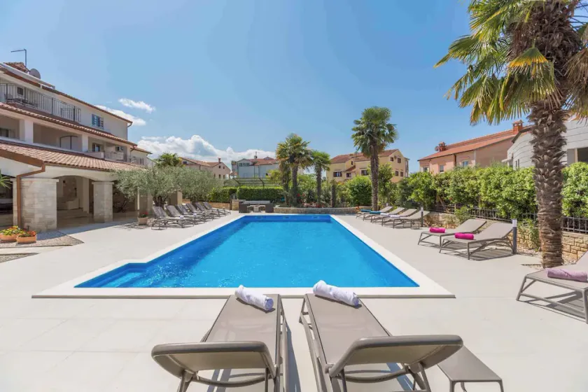 Studio with pool and air conditioning - Image 1