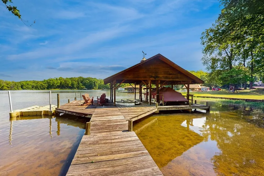 Rustic lakehouse with views, kayaks, Wifi, Central AC & cozy firepit nights - Image 1
