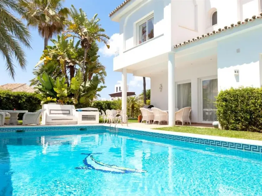 Belle villa familiale avec piscine à côté d la mer, En face de Nikki Beach, près d l'hôtel Don Carlo - Image 1