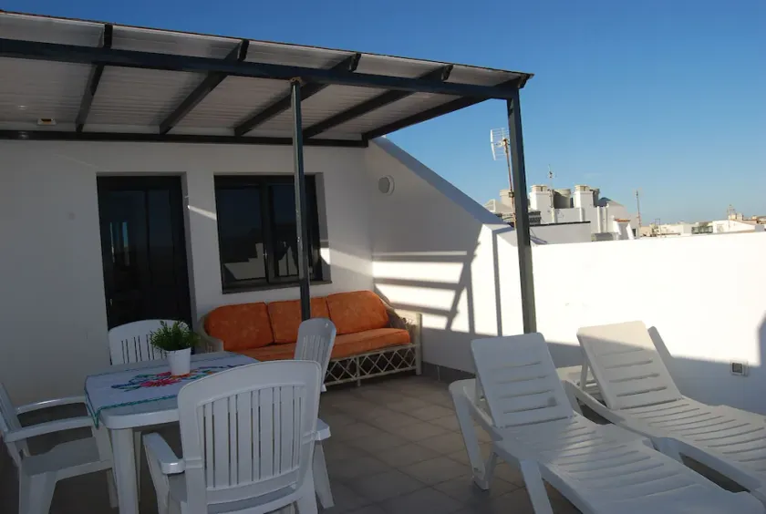 Ampio terrazzo privato soleggiato, orientato a sud, vista sulle montagne e sul mare .. - Image 1