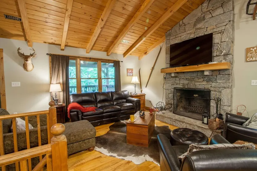 2BD / 2. 5BA Cabin off Blue Ridge Parkway med King Master Suite, Creek, Fire Pit, Shuffleboard Table, nära Blowing Rock attraktioner och App Ski Mtn! - Image 1