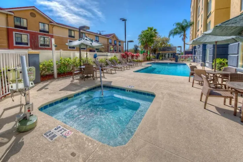 Family & Friends Getaway! 3 Spacious Units, Free Hot Breakfast, Free Parking! - Image 1