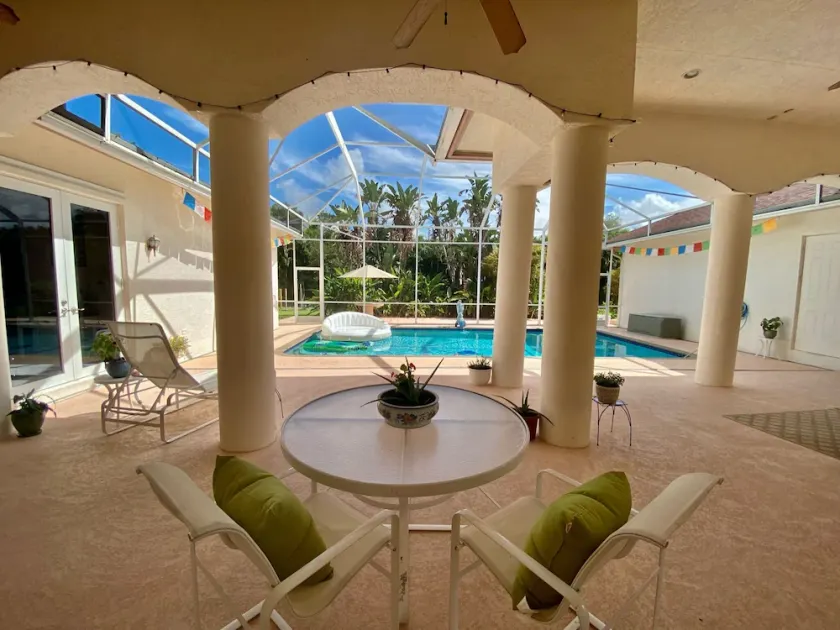 Delightful 3 bedroom home on over 1 acre - Image 1