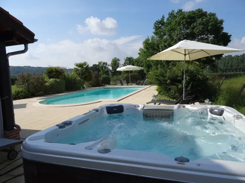 luksuriøs, charmerende fritliggende gite, swimmingpool og jacuzzi i dejlig landsby - Image 1