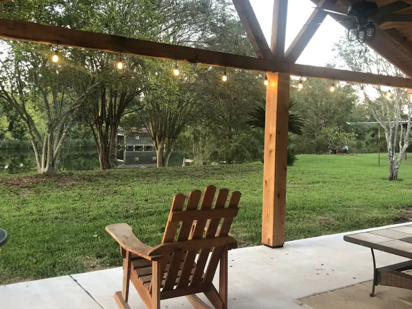 Cozy, comfortable home overlooking Cane River -15 min from downtown Natchitoches - Image 1