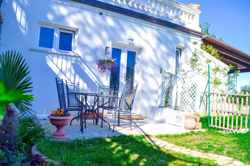 Relaxing Holiday Home with Private Garden and shared Pool - Image 1