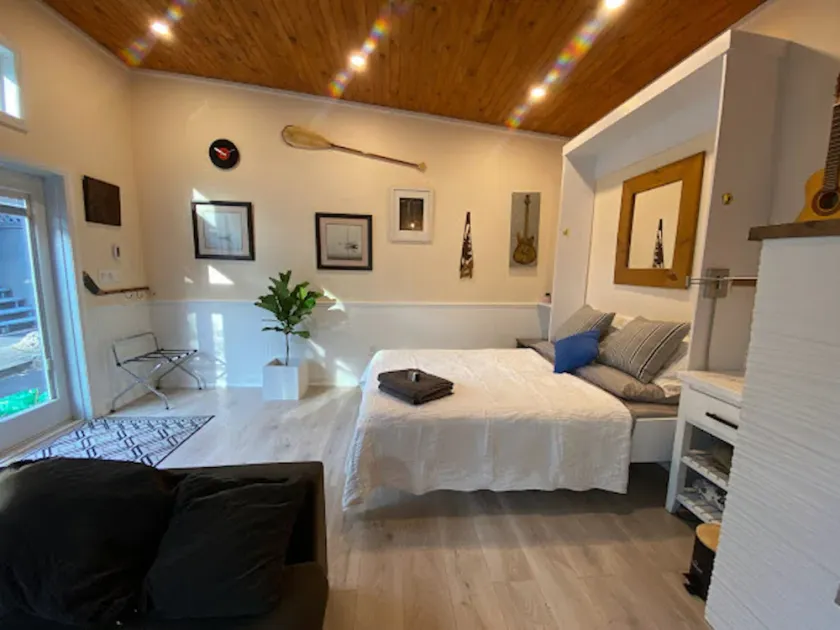 Toronto Beaches Coachhouse - Image 1