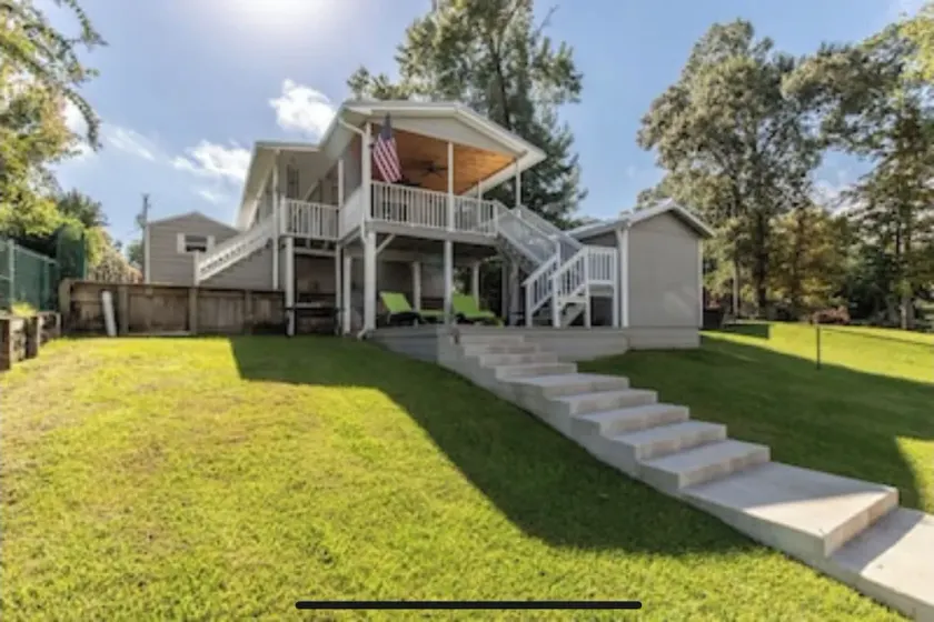 Cozy Cottage on lake Livingston with Kayaks included - Image 1