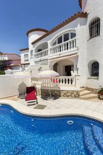 House with 3 bedrooms and pool overlooking the lake - Image 1
