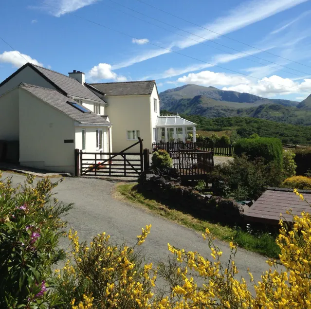 Snug Cottage, calefacción central con envidiable Lago Y Massif Snowdon Vistas - Image 1