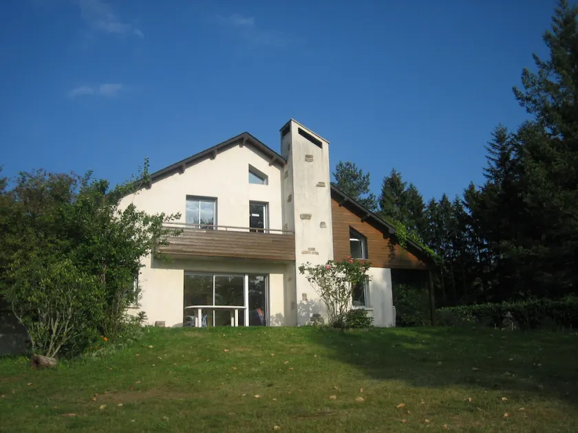 Grande maison lumineuse  à l'écart du Bourg de Treignac en lisière de forêt. - Image 1