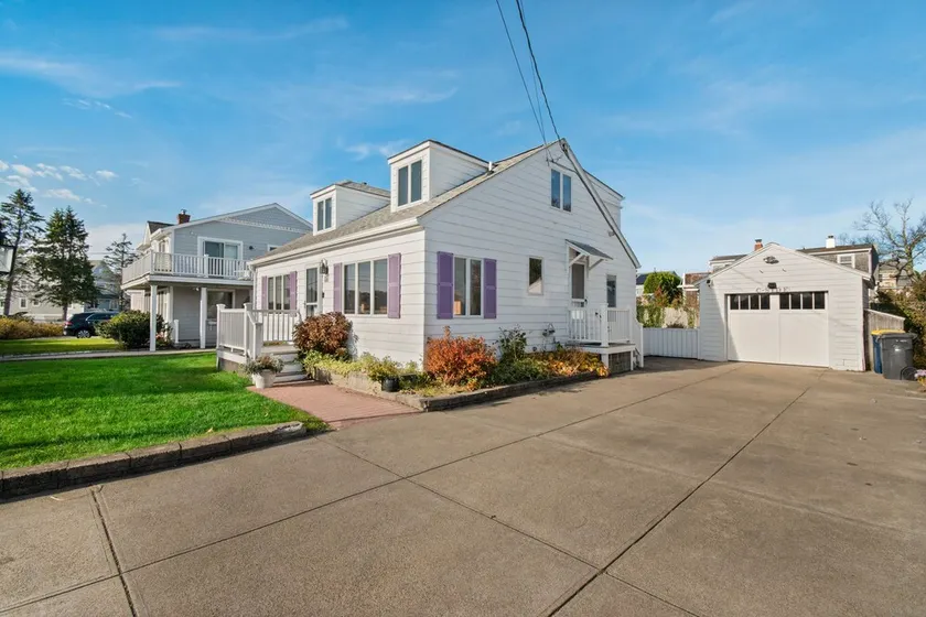 Beautiful Cozy Beach Cottage right across the street from Kelly Beach - Image 1